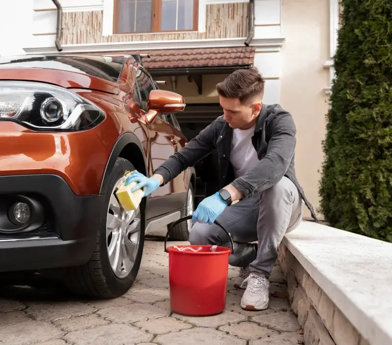 Lavage auto à domicile Noyal-sur-Vilaine : professionnel intervenant sur un véhicule